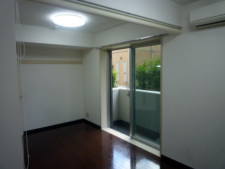 �L�߂̂P�O���̃��r���O�i�Q���̊Ԏd�؂�J�[�e�������j